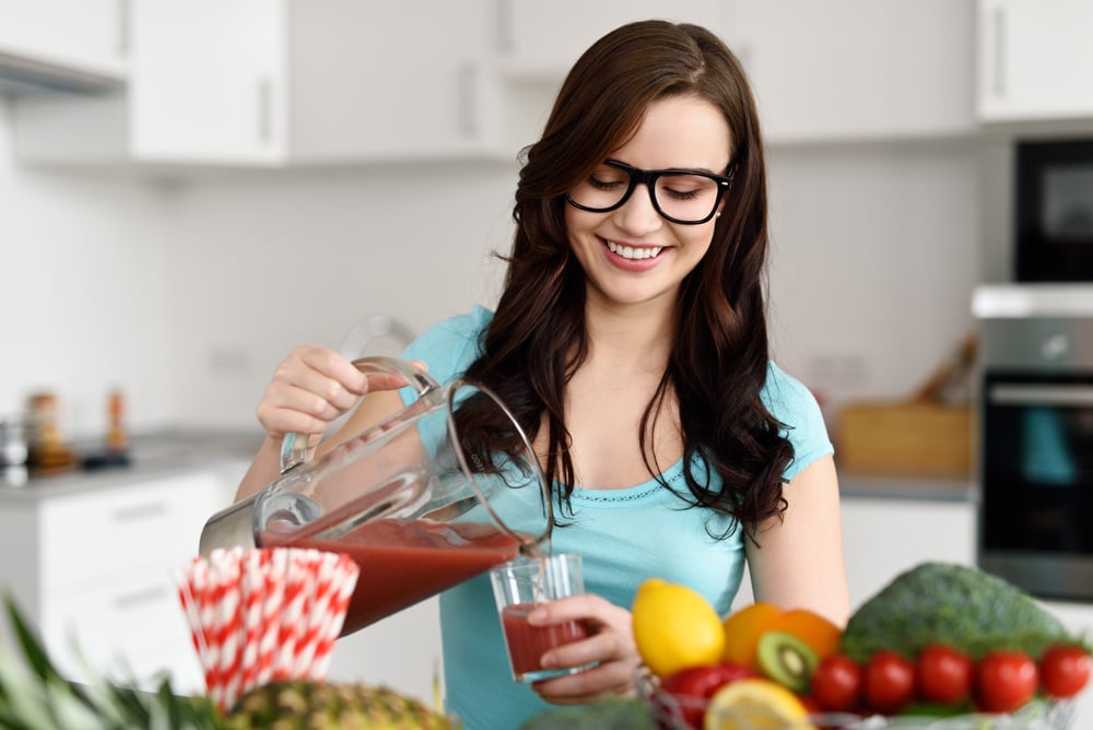 woman making vegetable smoothie 