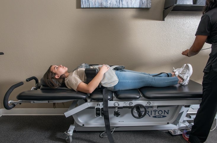 woman receiving spinal decompression